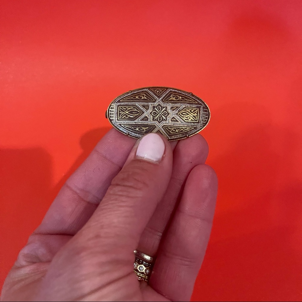 Vintage Gold Brooch with Design - Picture 3 of 8
